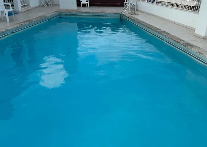 Et Ses Deux Piscines Appartement