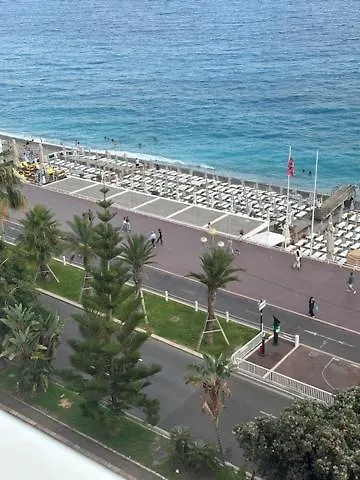 Et Ses Deux Piscines *