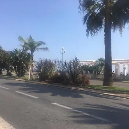 Et Ses Deux Piscines