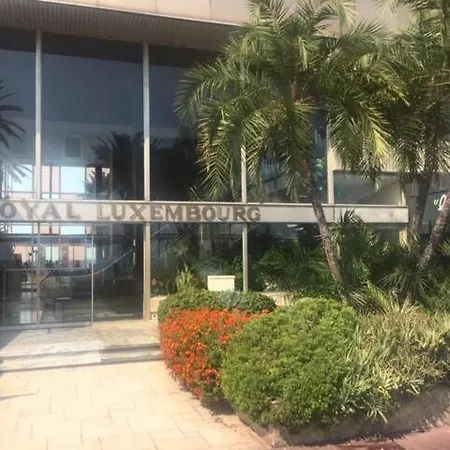 Et Ses Deux Piscines Apartment *