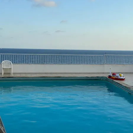 Et Ses Deux Piscines *