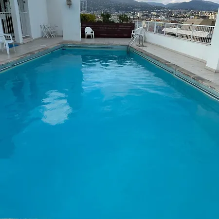 Et Ses Deux Piscines Lägenhet
