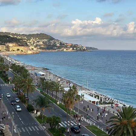Et Ses Deux Piscines Nizza