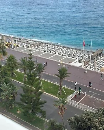 Et Ses Deux Piscines *