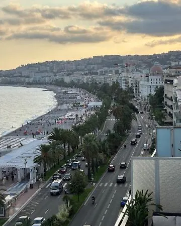 Et Ses Deux Piscines