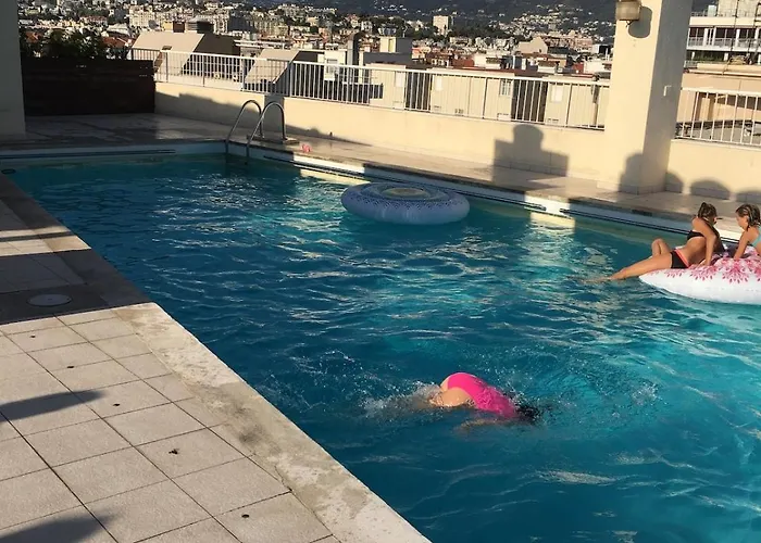 Lägenhet Et Ses Deux Piscines *