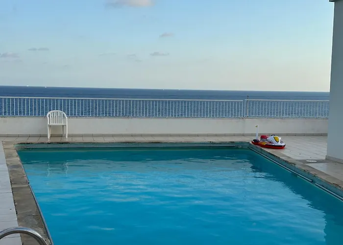 Et Ses Deux Piscines *
