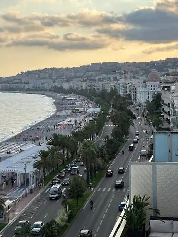 Et Ses Deux Piscines
