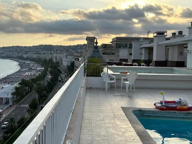 Et Ses Deux Piscines *