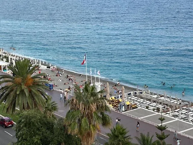 Et Ses Deux Piscines