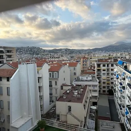 Et Ses Deux Piscines