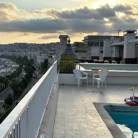 Et Ses Deux Piscines *