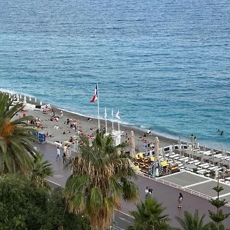 Et Ses Deux Piscines