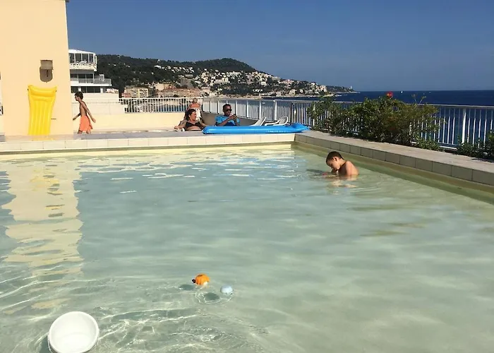 Et Ses Deux Piscines * Nizza