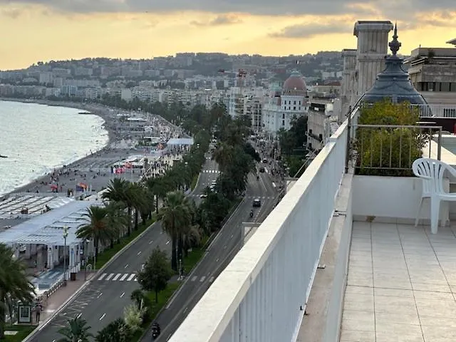 Et Ses Deux Piscines * Nizza
